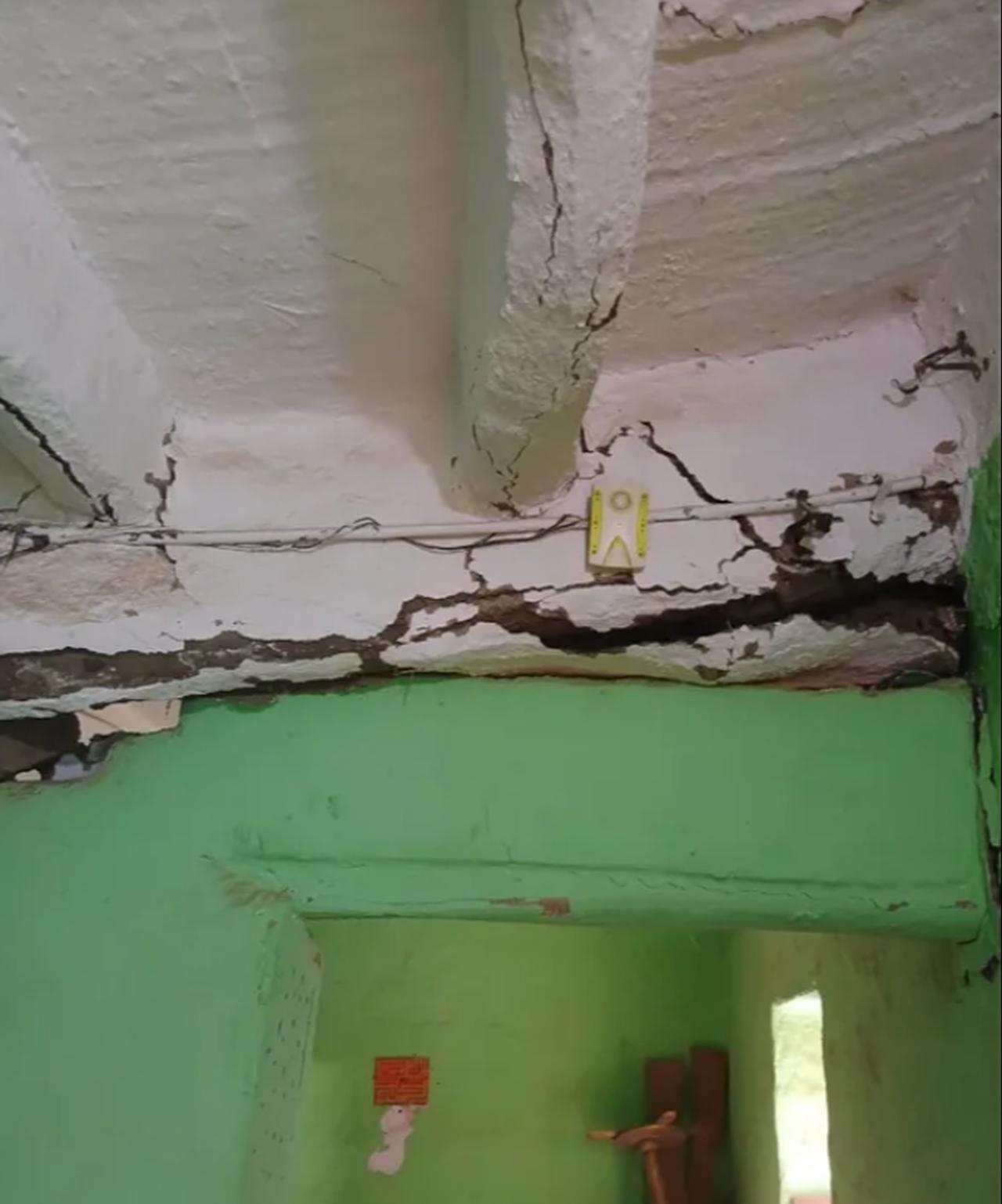 Following an inspection of the collapsed houses in Al-Deir village in Luxor governorate in southern Egypt, (Photo via ahlmasrnews )