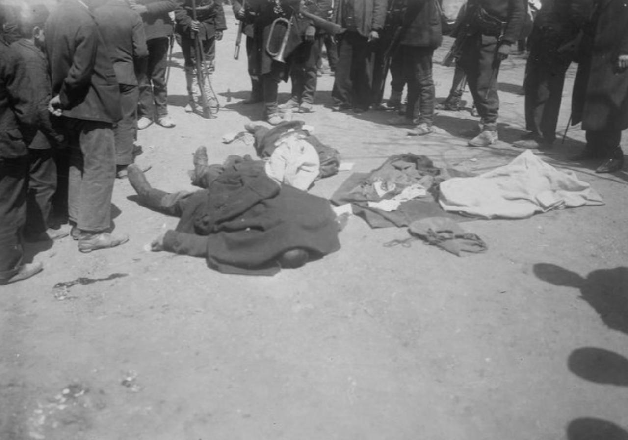 Martyred soldiers lying in the street, covered with coats, surrounded by soldiers and people, in Istanbul, Türkiye, April, 1909. (Photo via Gertrude Bell)