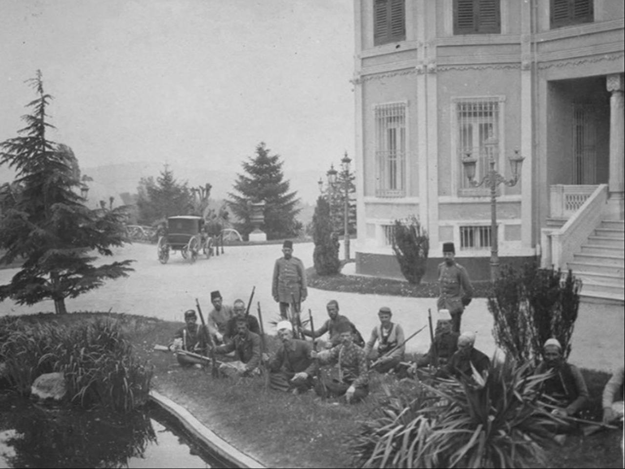 Soldiers of the Action Army relaxing on the lawns of the Yildiz Palace, Istanbul, Türkiye. (Photo via Gertrude Bell)
