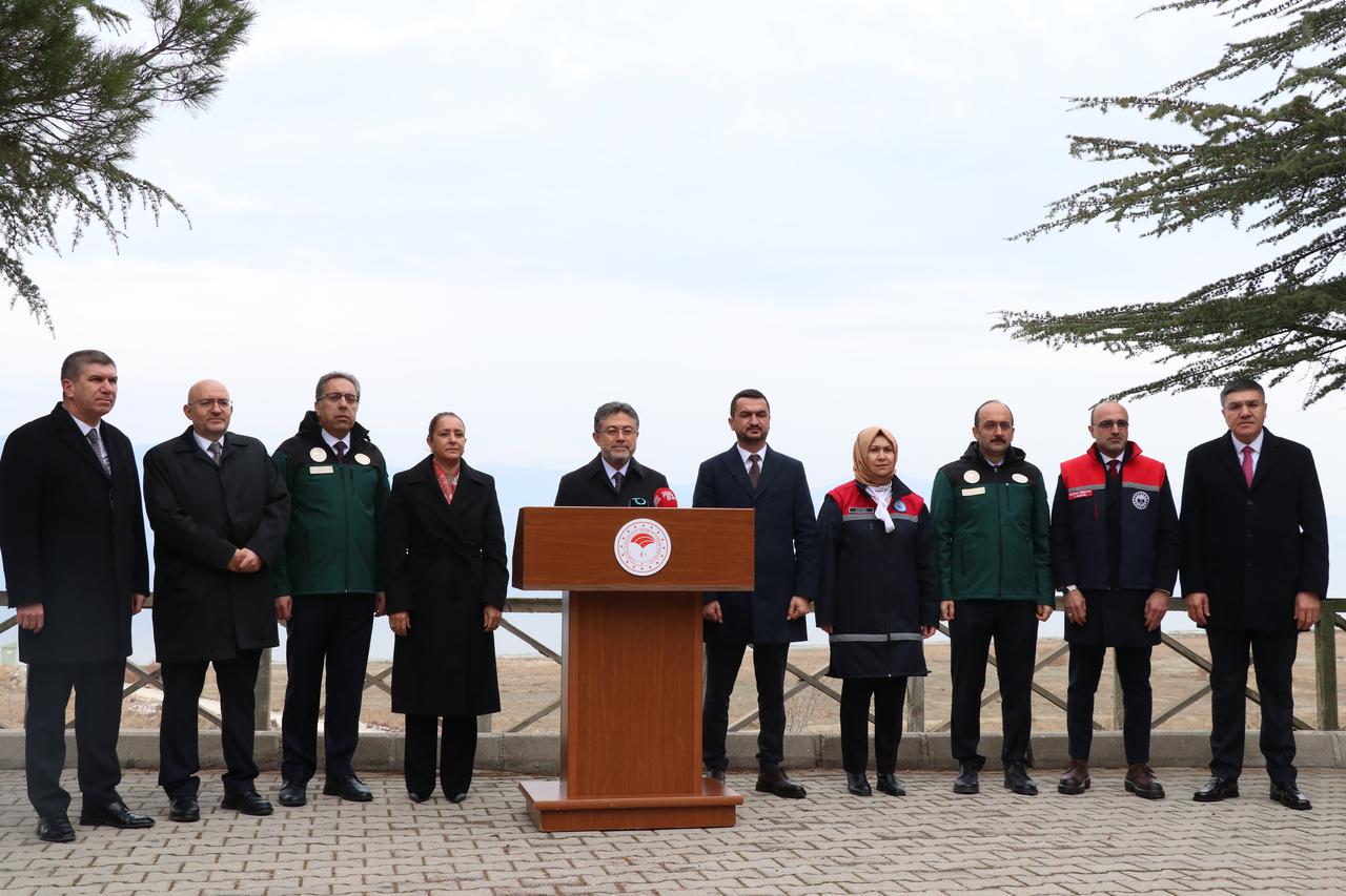 Minister of Agriculture and Forestry Ibrahim Yumakli outlines the Lake Burdur Action Plan during a briefing. Burdur, Türkiye, December 22, 2025. (AA Photo)