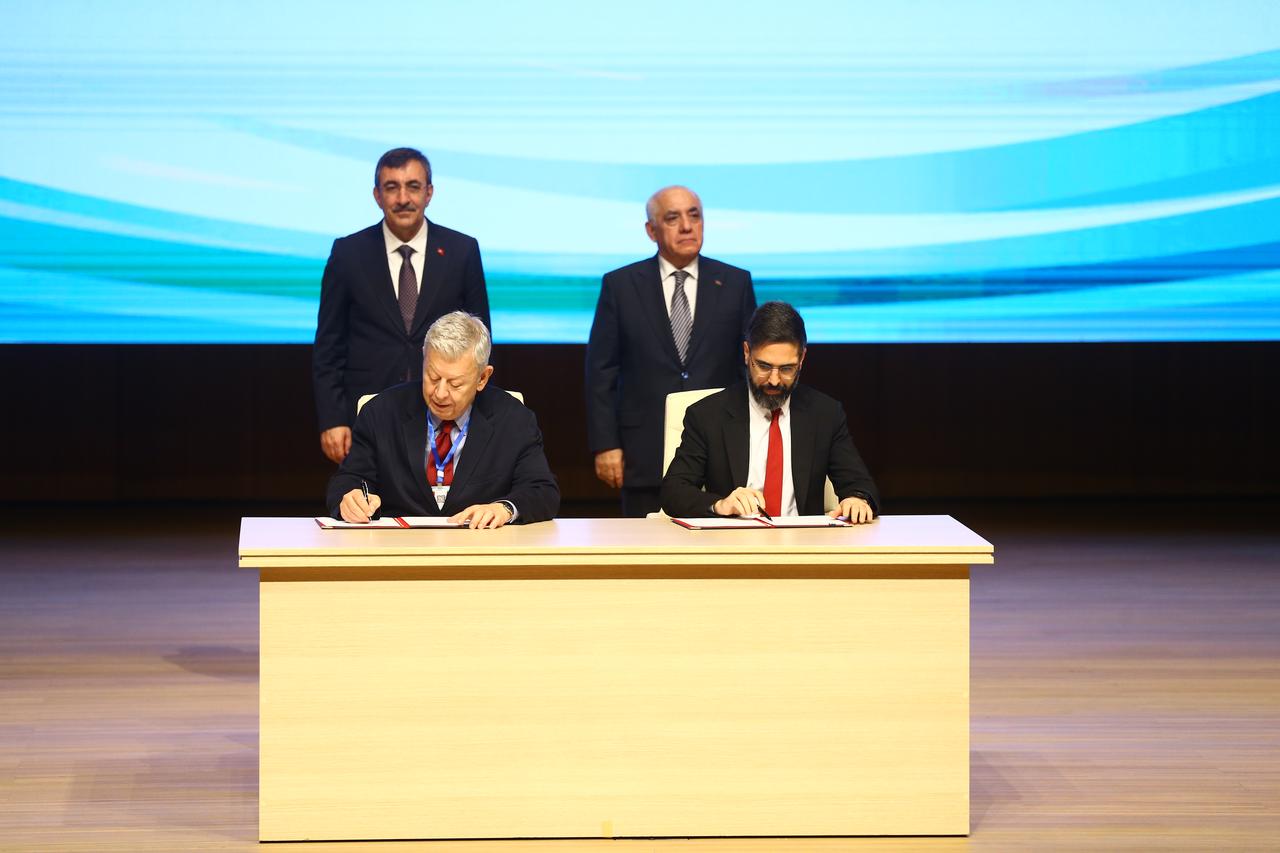 Socar President Rovshan Najaf (front right) and Gama Enerji Chairman Ahmet Hakan Ozman (front left) sign the agreement transferring full ownership of the Icanadolu natural gas combined-cycle power plant to Socar during the Second Azerbaijan–Türkiye Investment Forum in Baku, Azerbaijan, December 23, 2025. (AA Photo)