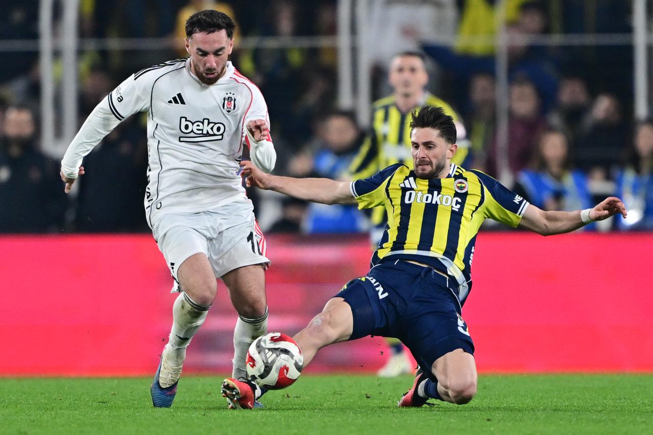 Ismail Yuksek (R) of Fenerbahce in action against Orkun Kokcu (L) of Besiktas during the Ziraat Turkish Cup Group C match between Fenerbahce and Besiktas at Chobani Stadium in Istanbul, Türkiye on Dec. 23, 2025. (AA Photo)