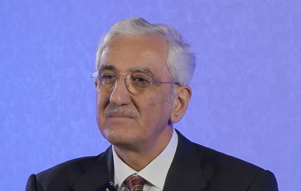 Professor Ekrem Bugra Ekinci answers questions from journalist Ali Tufekci on Ottoman law and the state’s historical struggle against intoxicants. (Photo via Türkiye daily)