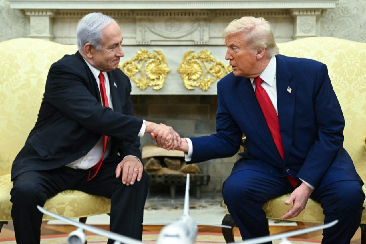US President Donald Trump shakes hands with Israeli Prime Minister Benjamin Netanyahu during a meeting in the Oval Office of the White House in Washington, DC on April 7, 2025. (AFP Photo)