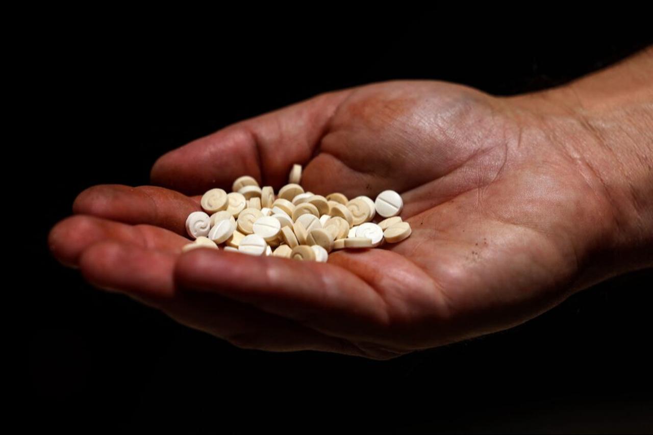 A Lebanese security official holds a handful of confiscated captagon pills in his palm at the judicial police headquarters in Zahle, Lebanon on July 21, 2022. (AFP Photo)