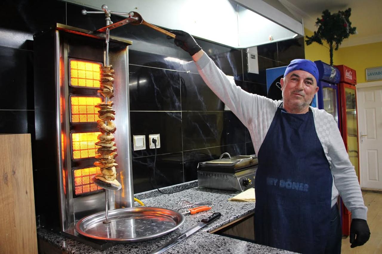A Turkish cook prepares mushroom doner on a vertical rotisserie, showing how the traditional doner method has been adapted to plant-based ingredients while maintaining its familiar cooking style. (Photo via Instagram/@aktueltvgazete)