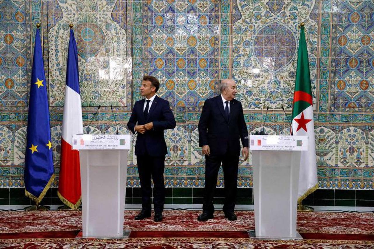 French President Emmanuel Macron and Algeria's President Abdelmadjid Tebboune at the presidential palace in Algiers, August 25, 2022.  (AFP Photo)