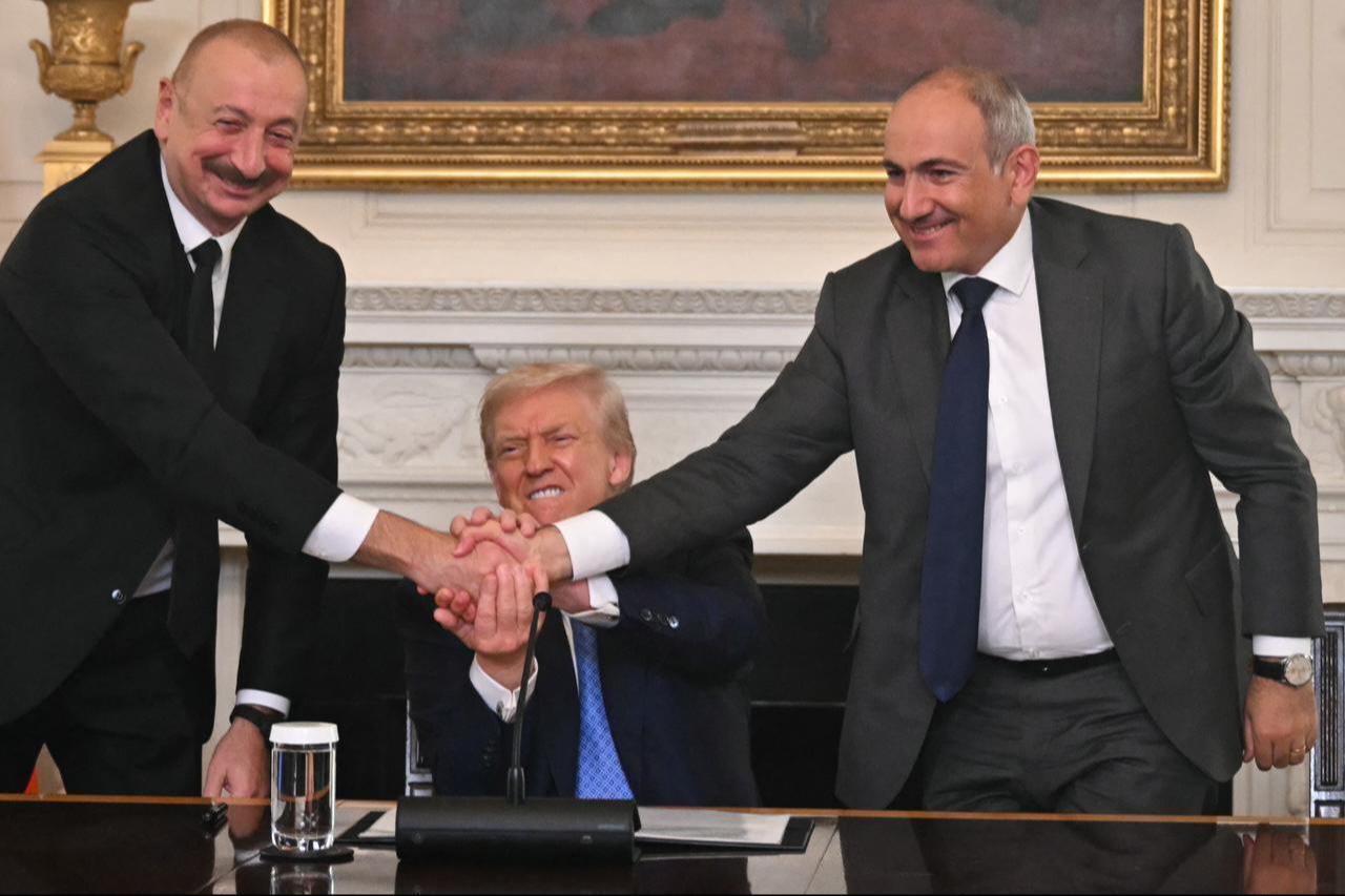 U.S. President Donald Trump (C), Azerbaijani President Ilham Aliyev (L) and Armenian Prime Minister Nikol Pashinyan shake hands after signing an agreement in Washington, U.S. Aug. 8, 2025. (AFP Photo)