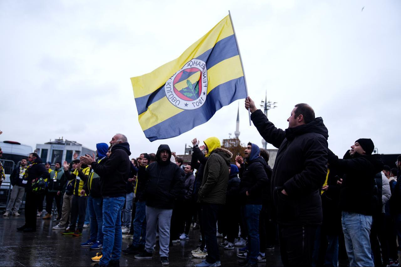 Fenerbahce supporters gather outside the CaGlayan Courthouse in Istanbul, Türkiye, December 25, 2025. (AA Photo)