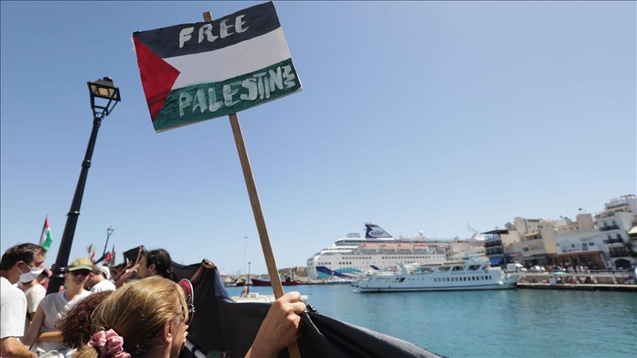Demonstrators block access to Souda Port during a protest against Israel’s actions in Gaza, preventing around 1,000 Israeli tourists from leaving their cruise ship, Crete, Greece. (AA Photo)