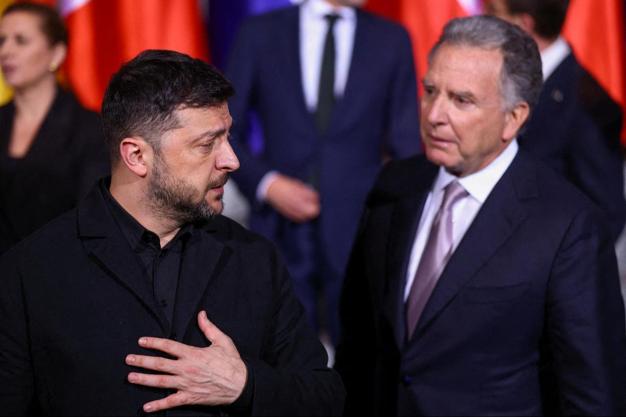 Ukraines President Volodymyr Zelenskyy (L) and US special envoy Steve Witkoff talk as they pose for a family photo at the Chancellery in Berlin on Dec. 15, 2025. (AFP Photo)