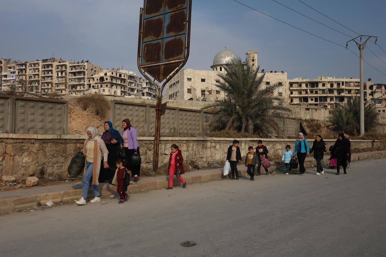 Civilians, carrying personal items, migrate to safer places after PKK/YPG, which is operating under the name SDF, attacks the target Sheikh Maksud and Ashrafiyya neighborhoods in Aleppo, Syria, Dec. 23, 2025.(AA Photo)