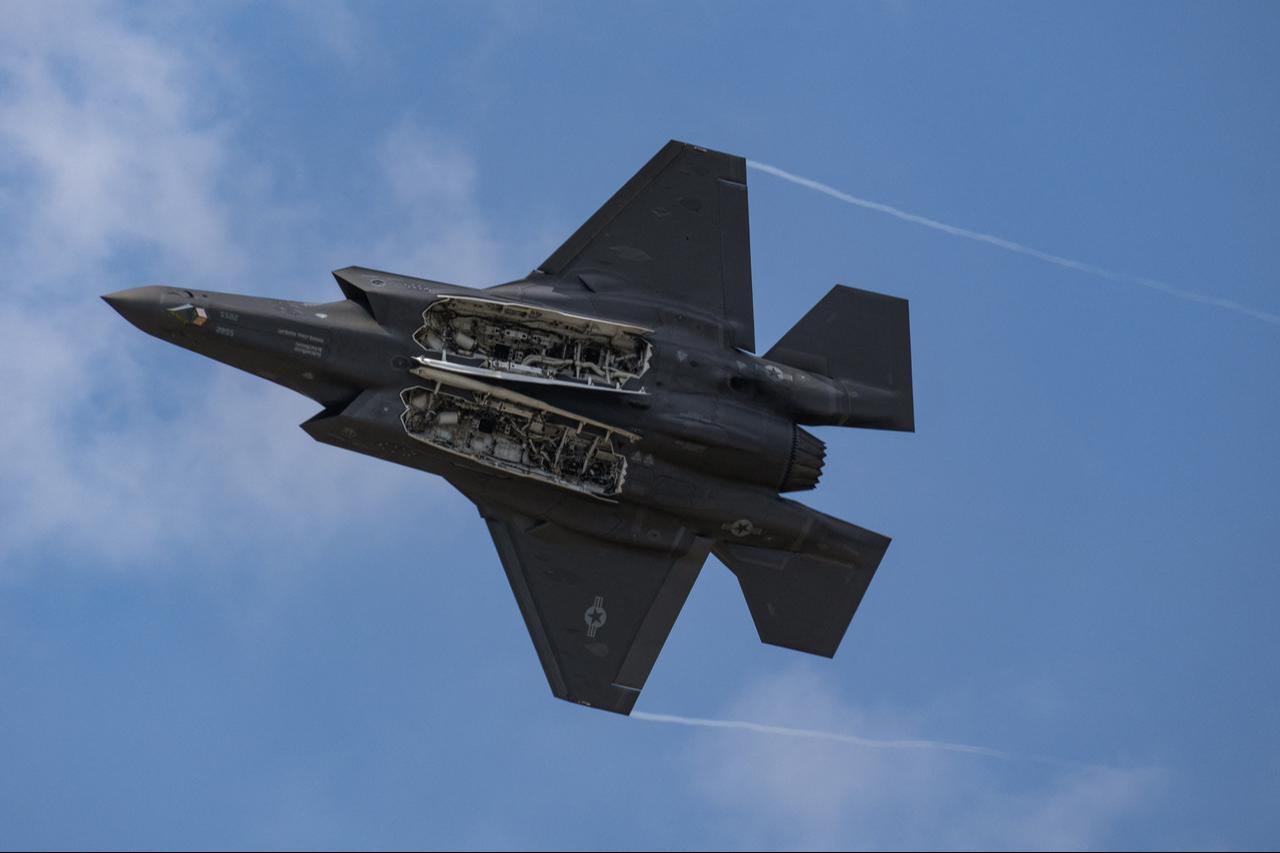 US Air Force F-35A performs during an exhibition flight demonstration as part of the 55th edition of the International Paris Air Show in Le Bourget, north of Paris, June 19, 2025. (AFP Photo)