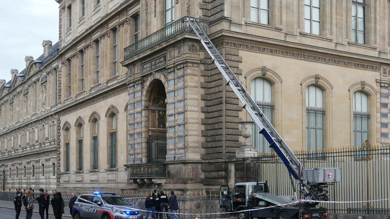 French police officers stand next to a furniture elevator used by robbers to enter the Louvre Museum in Paris on October 19. (AFP Photo)