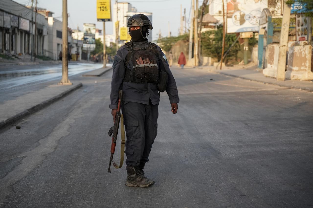 A member of the Somalia Security forces patrols in the street during local council elections in Mogadishu on December 25, 2025. (AFP Photo)