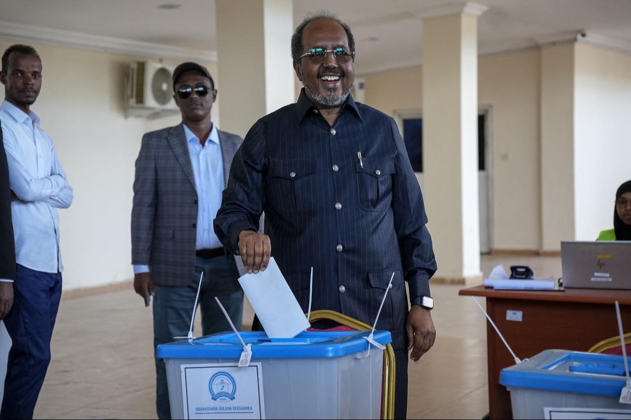 Somalia's President Hassan Sheikh Mohamud casts his ballot during local council elections in Mogadishu on December 25, 2025. (AFP Photo)