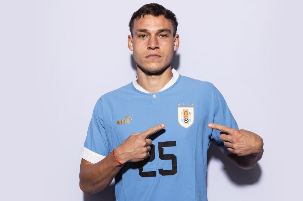 Manuel Ugarte poses in the national team jersey during an official photoshoot, highlighting the crest as he faces the camera under studio lighting. (Photo via Polaris Sports)