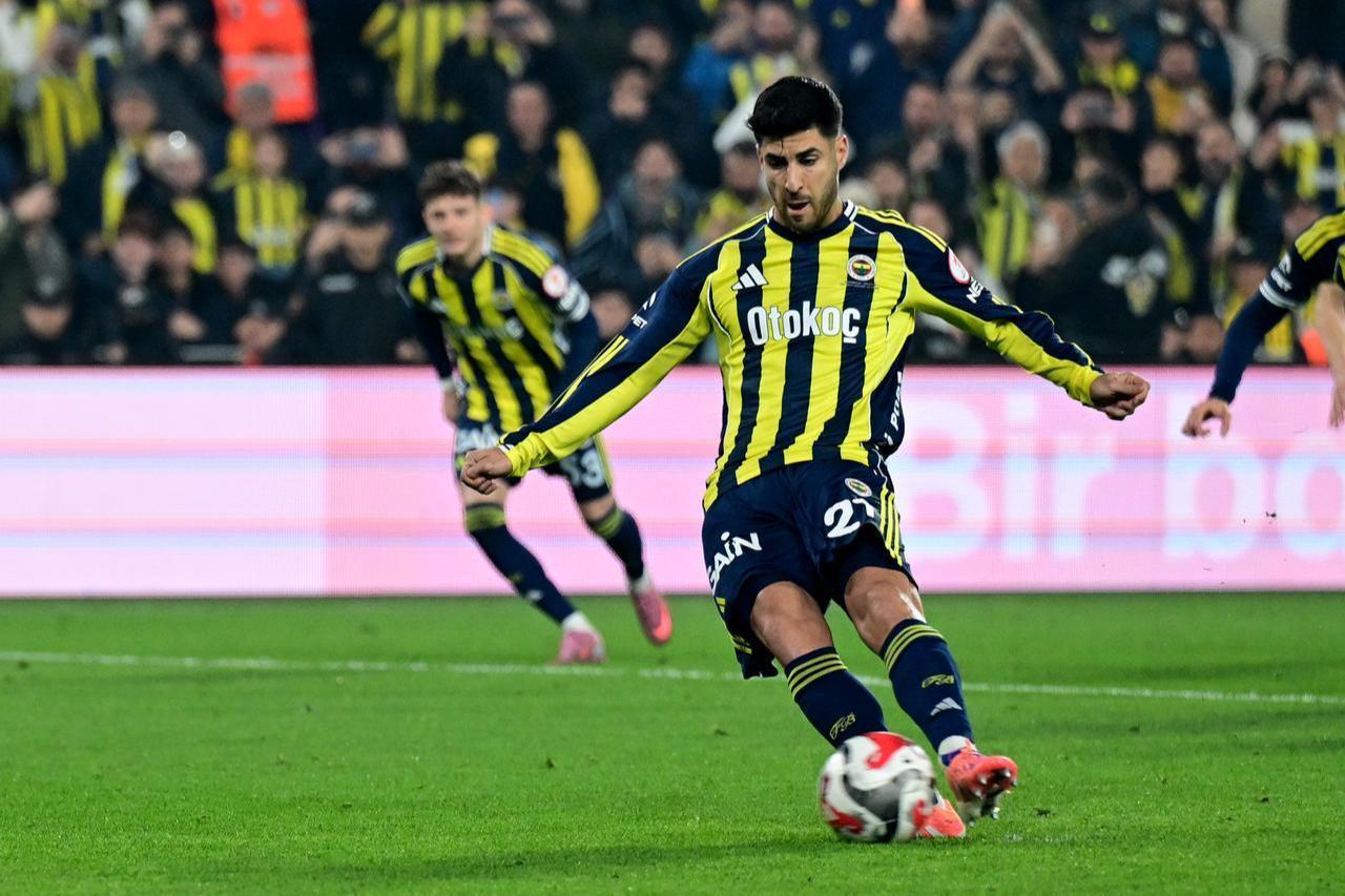Marco Asensio (21) of Fenerbahce scores a goal during the Ziraat Turkish Cup Group C match between Fenerbahce and Besiktas at Chobani Stadium in Istanbul, Türkiye, December 23, 2025. (AA Photo)