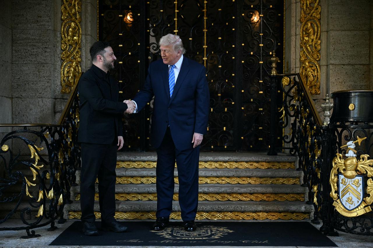 US President Donald Trump welcomes Ukranian President Volodymyr Zelensky at his Mar-a-Lago residence in Palm Beach, Florida, on December 28, 2025. (AFP Photo)