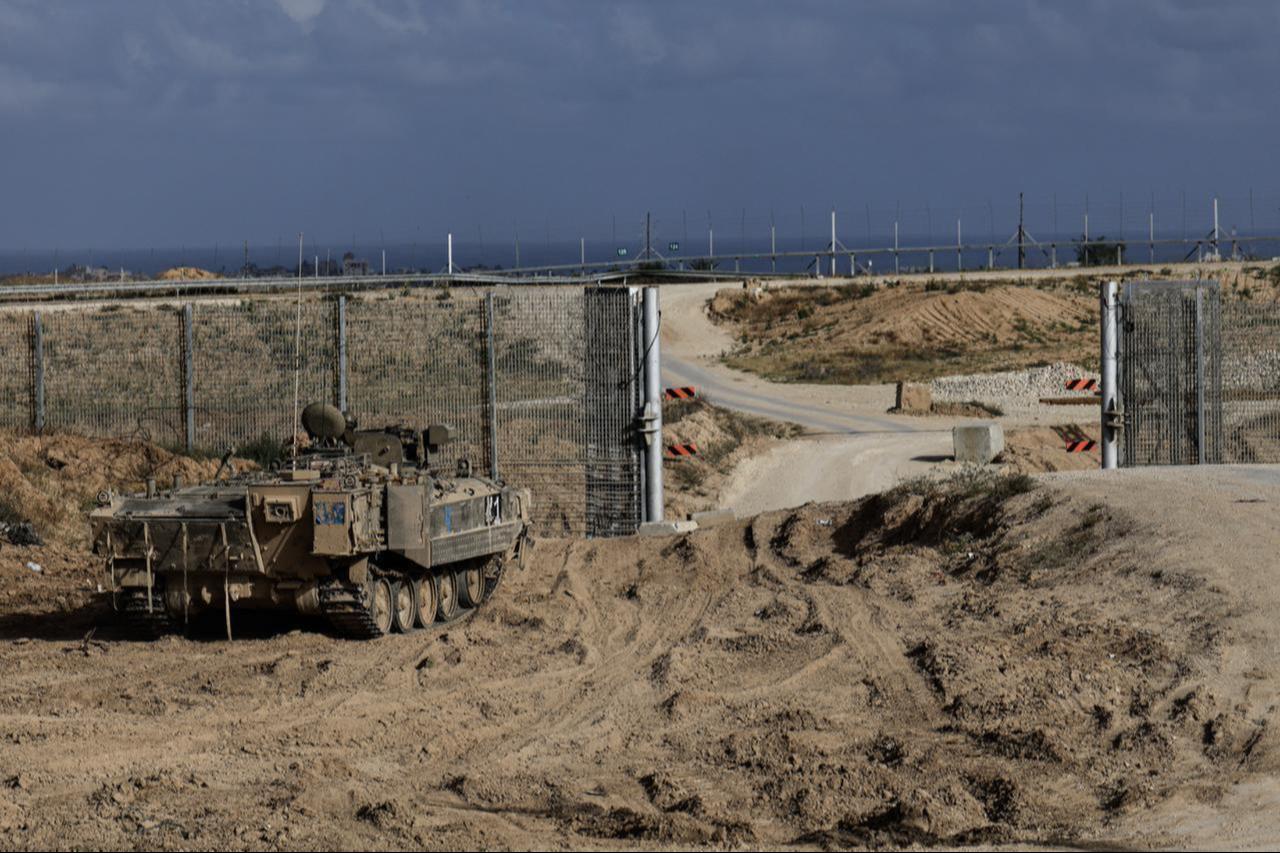 Israeli tanks and military vehicles continue to attack along the border line of the Gaza Strip on May 19, 2025. (AA Photo)