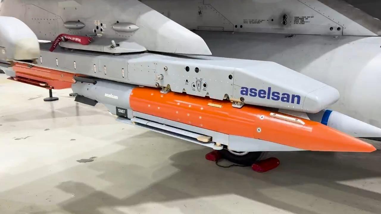 Aselsan's Tolun munition on a Turkish Air Force's F-16 during a test firing at an undisclosed location and time. (Photo via X/@aselsan)