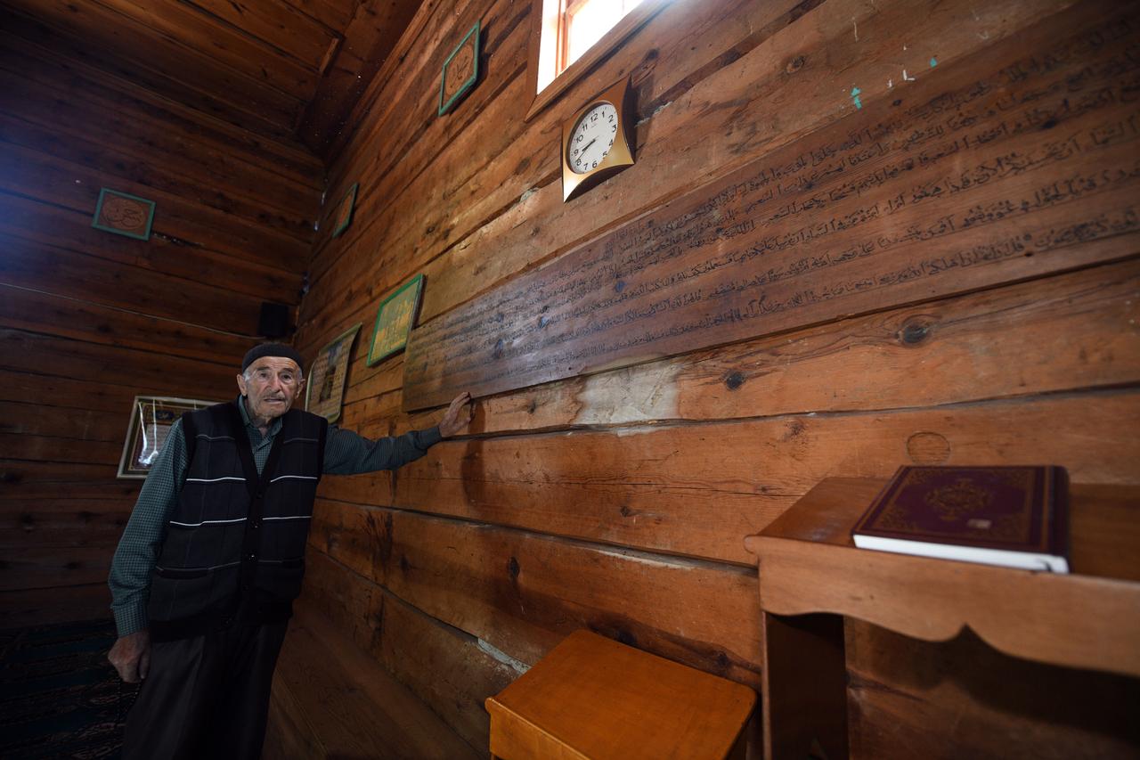 The Esederesi Mosque, completed in 1899 in Kastamonu’s Pasakoy village, continues to be preserved by residents as one of the region’s notable historic structures built without nails. Kastamonu, Türkiye, December 28, 2025. (AA Photo)