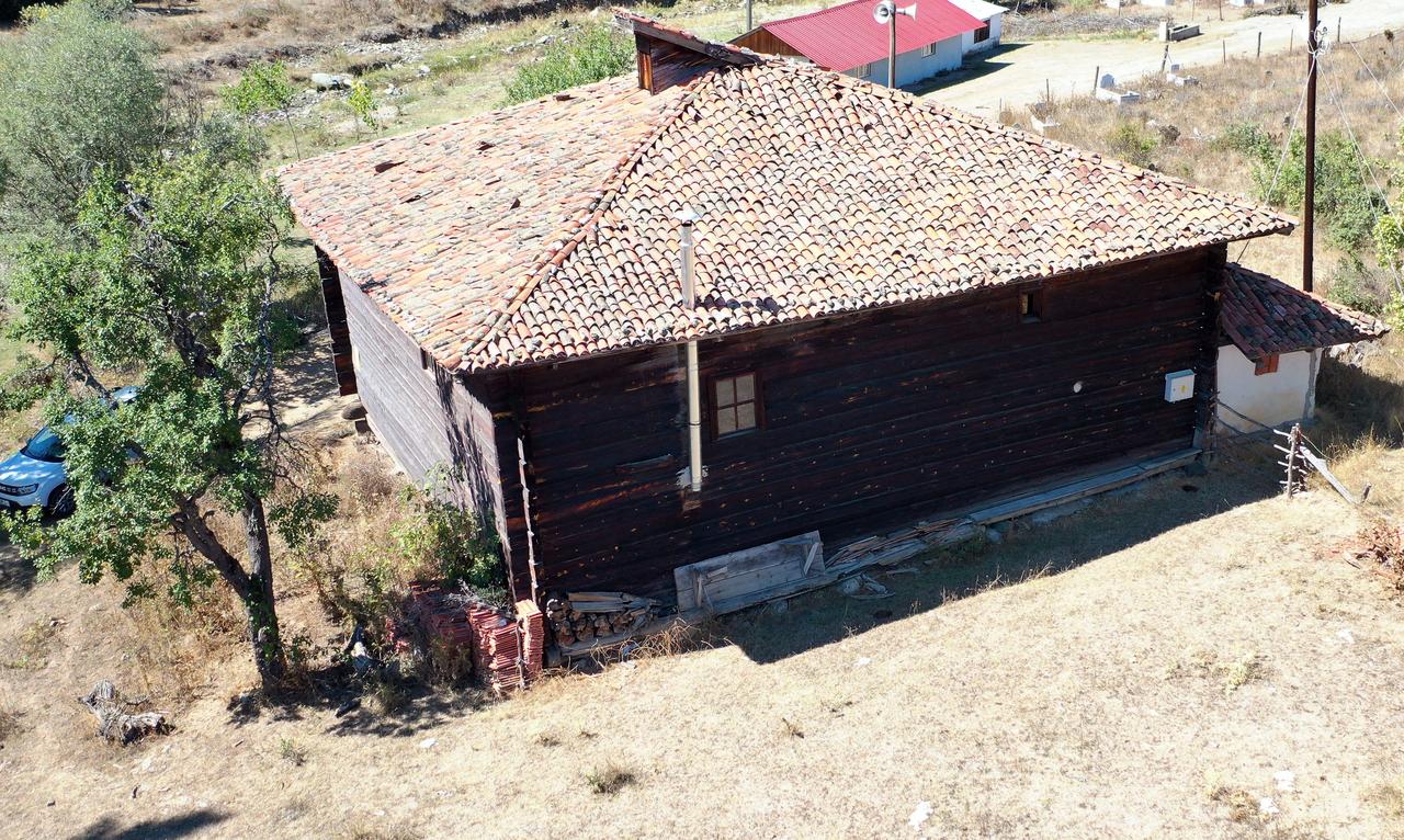 The 126-year-old Esederesi Mosque in Pasakoy, a village in Kastamonu’s Taskopru district, continues to stand strong against time. Kastamonu, Türkiye, December 28, 2025. (AA Photo)
