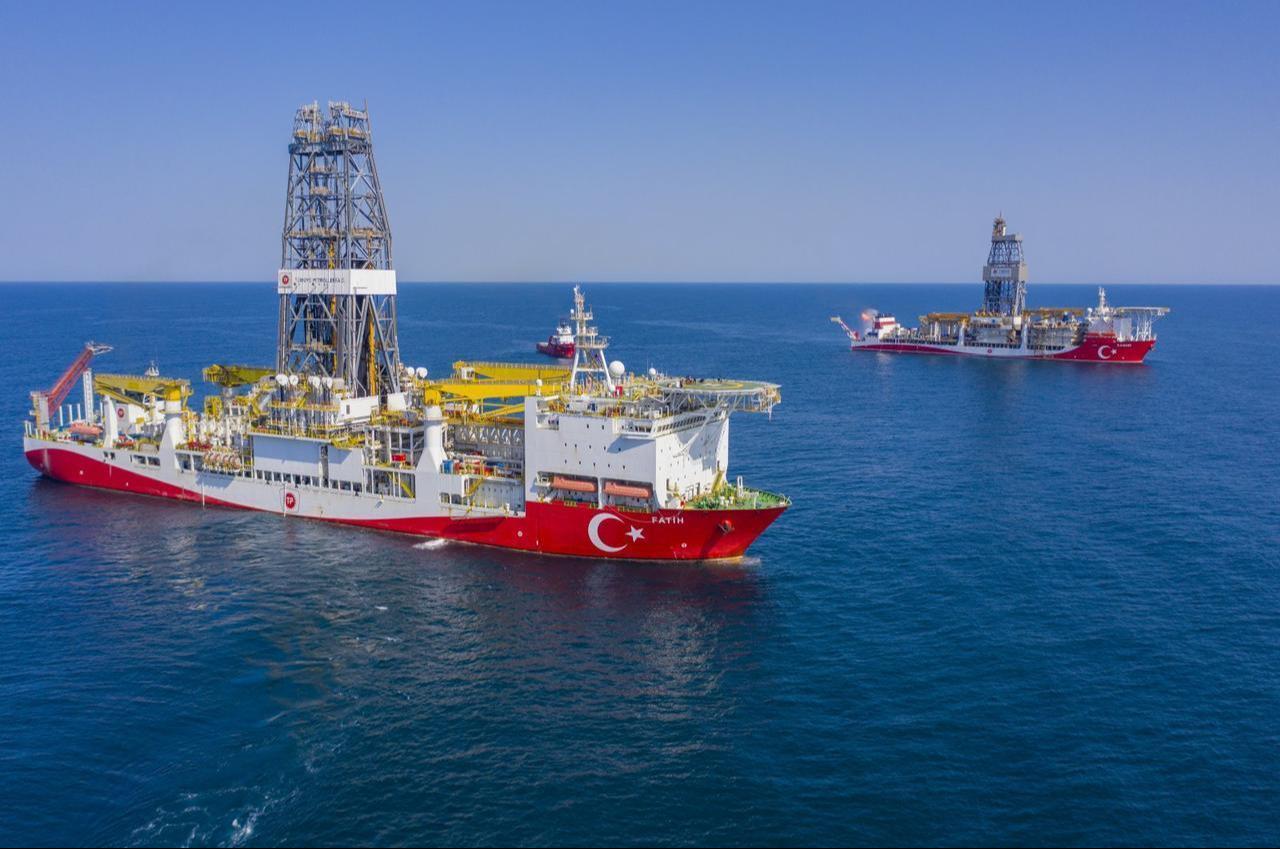Fatih and Kanuni drilling ships are seen as Kanuni drilling vessel completed the flow test of Turkali-2 well at Sakarya Gas Field, in Zonguldak, Türkiye, July 29, 2021. (AA Photo)