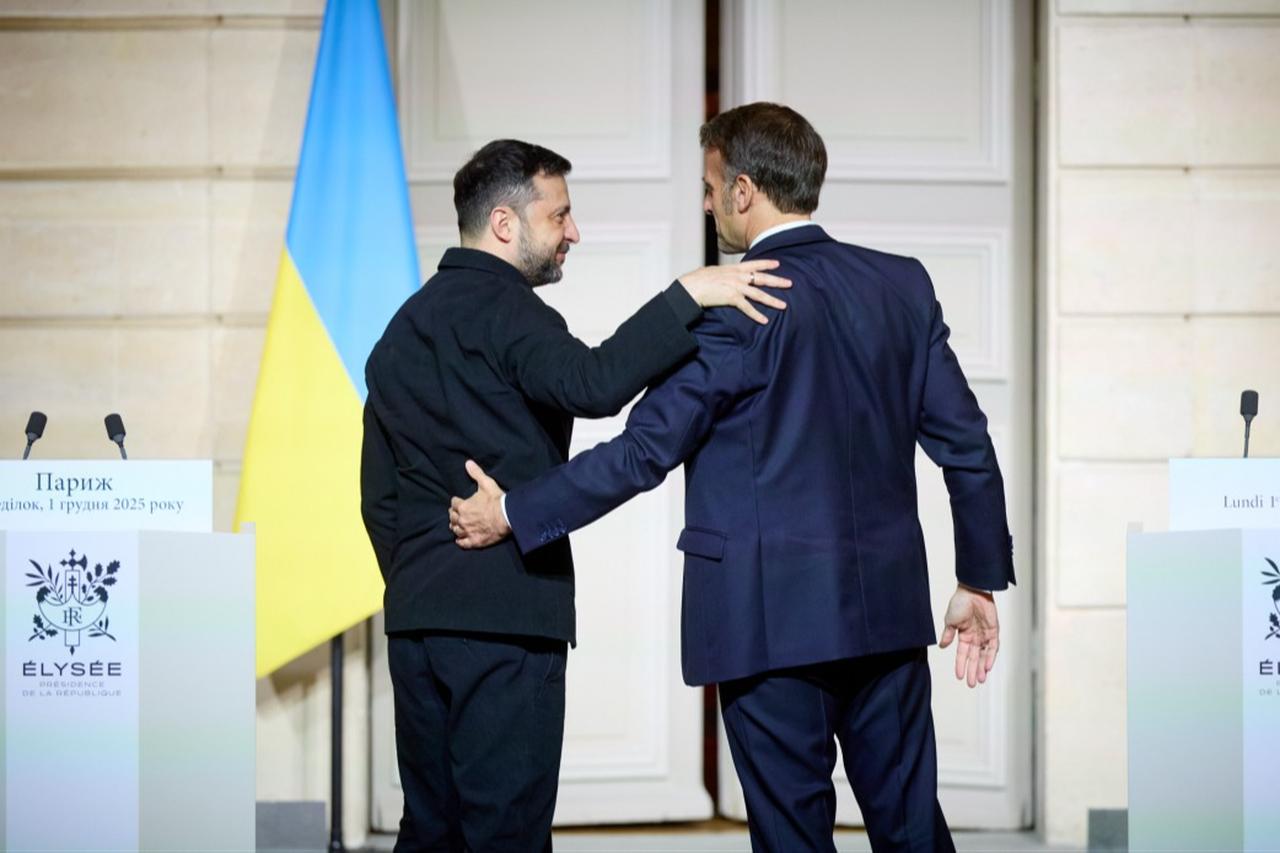 Ukrainian President Volodymyr Zelenskyy, meets with French President Emmanuel Macron ahead of their meeting at the Elysee Palace in Paris, France on Dec. 1, 2025. (Ukrainian Presidency / AA Photo)