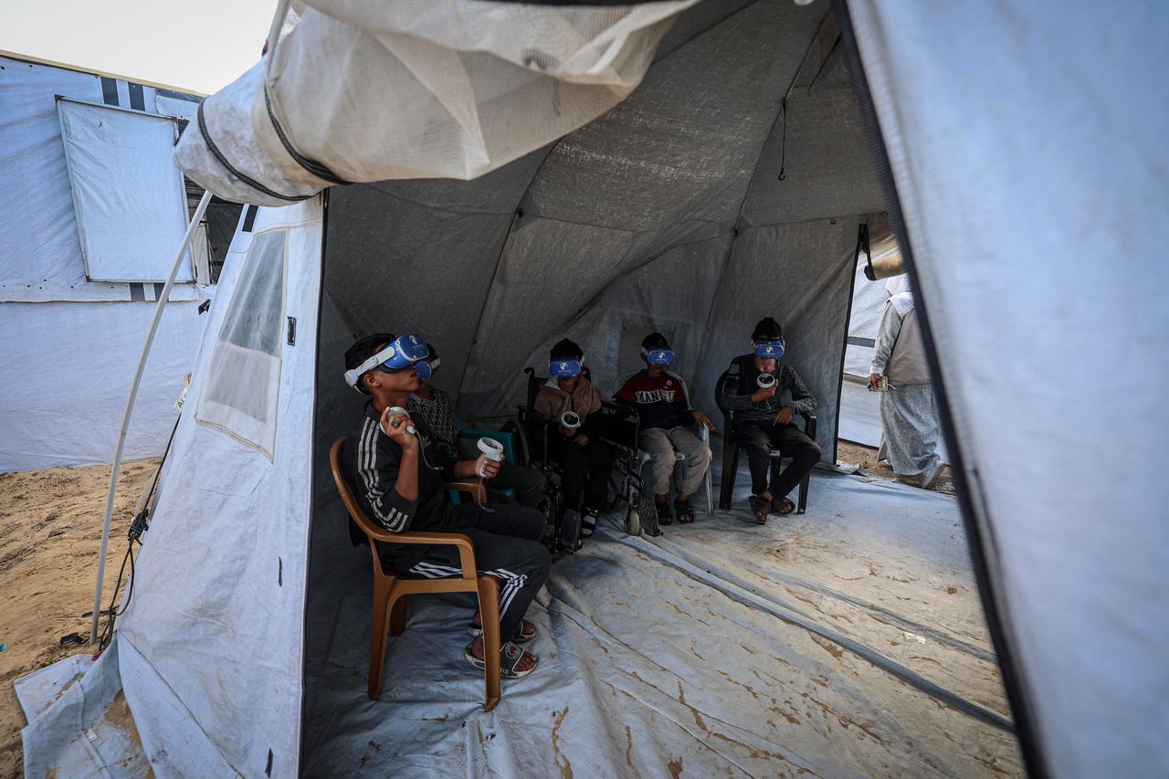 An initiative featuring therapy sessions using virtual reality technology in the city of Al-Zawayda, in the central Gaza Strip, on November 30, 2025. (AFP Photo)