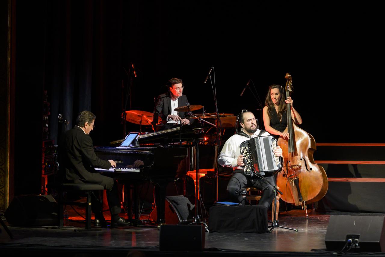 'Paris! The Show' brings timeless French classics to Istanbul Dec. 15