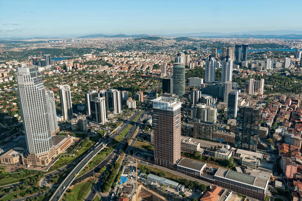 View of the New Mosque and Galata Bridge over the Golden Horn in Istanbul, Türkiye. (Adobe Stock Photo)