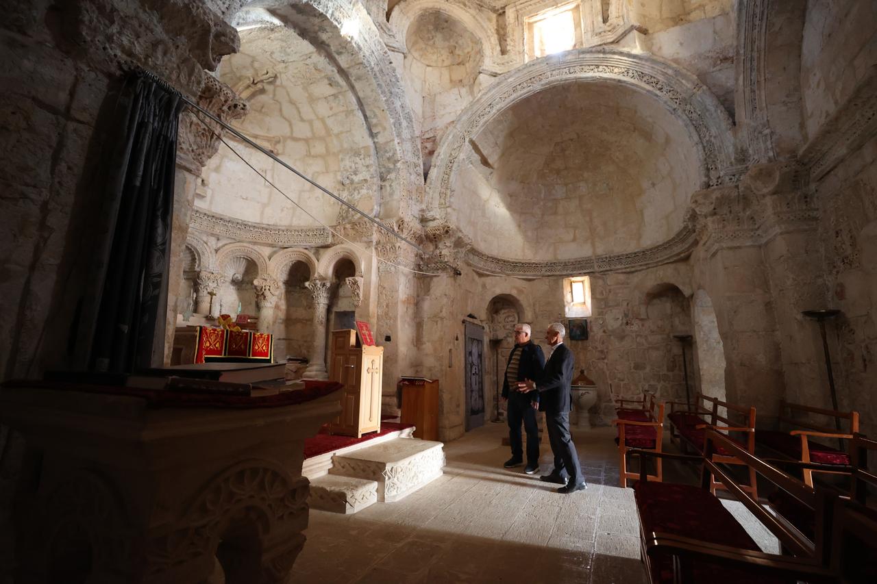 A view shows the historic stone houses, the remains of the Mor Sobo Cathedral that served as a metropolitan center for nine centuries, and the Meryem Ana Church built atop a 2,000-year-old monument in Midyat’s Anitli neighborhood, which was included in the UN World Tourism Organization’s “Best Tourism Villages 2025” list, in Mardin, Türkiye, Dec. 3, 2025. (AA Photo)