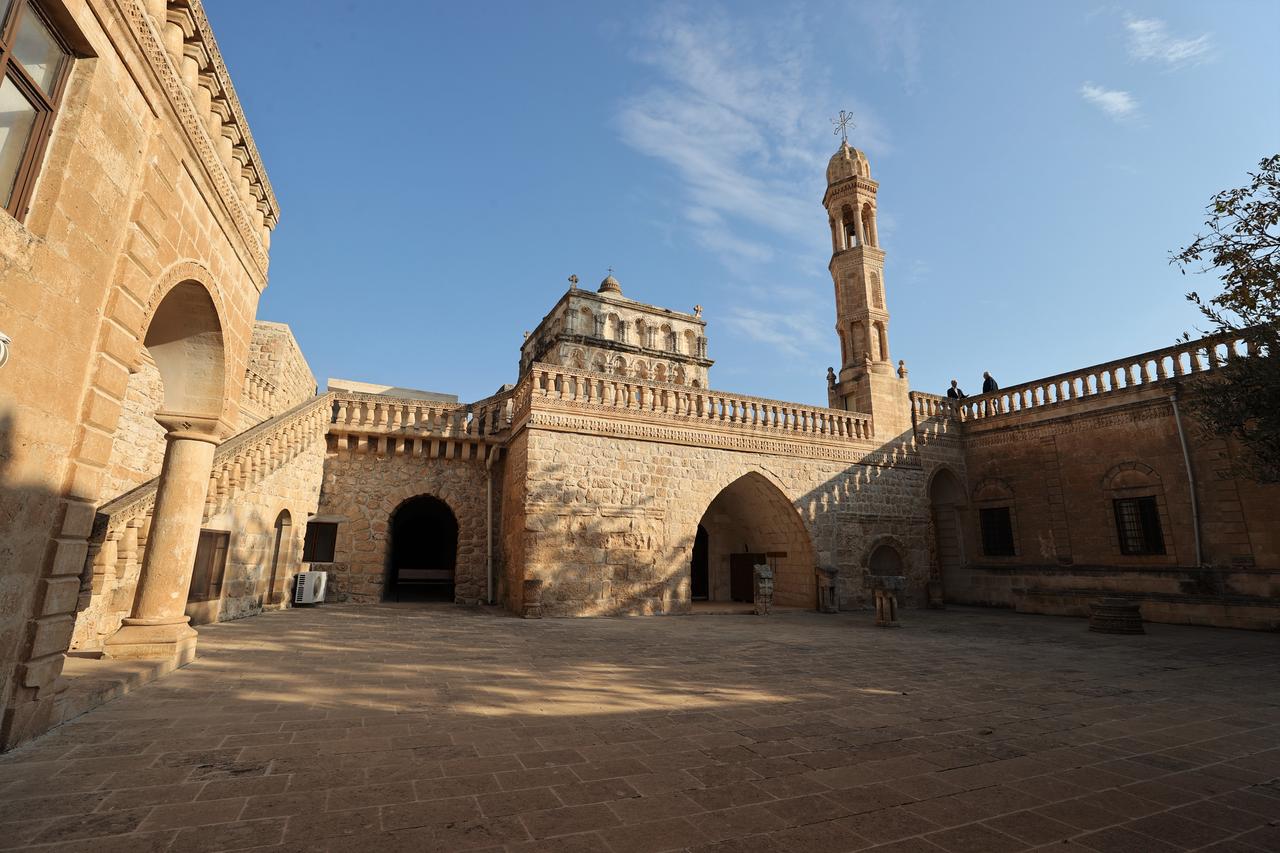 A view shows the historic stone houses, the remains of the Mor Sobo Cathedral that served as a metropolitan center for nine centuries, and the Meryem Ana Church built atop a 2,000-year-old monument in Midyat’s Anitli neighborhood, which was included in the UN World Tourism Organization’s “Best Tourism Villages 2025” list, in Mardin, Türkiye, Dec. 3, 2025. (AA Photo)