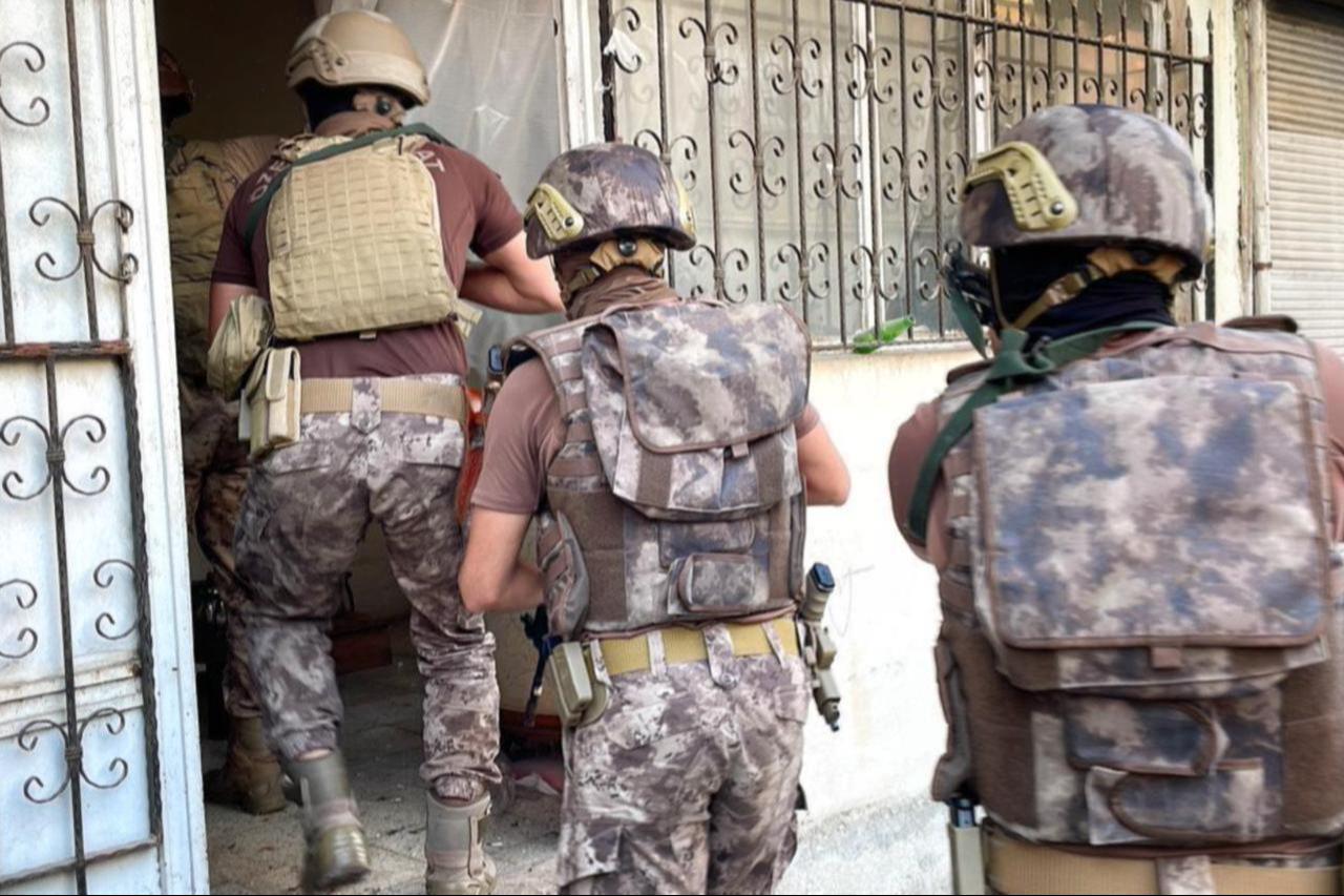 Officers from the Türkiyes Police Special Operations Department during an operation targeting Daesh terrorist organization, date and time undisclosed. (AA Photo)