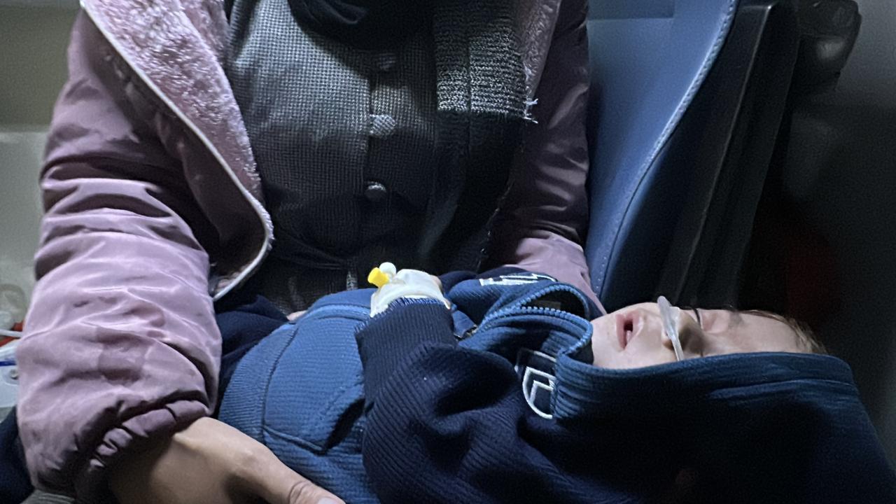 Iman Said Muammer holds her 3-year-old son Kerim inside an ambulance in Amman before boarding the air ambulance to Türkiye. Amman, Jordan, December 29, 2025. (AA Photo)