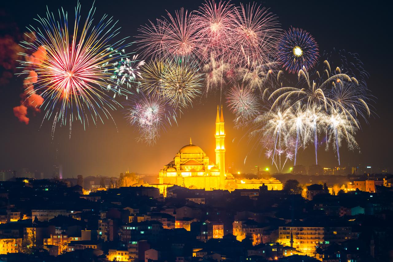 Fireworks near Suleymaniye Mosque in Istanbul, Türkiye, accessed on Dec. 30, 2025. (Adobe Stock Photo)