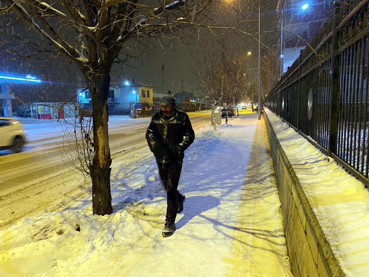 Snowfall affected the Ardahan's city center. Ardahan, Türkiye, December 29, 2025. (AA Photo)