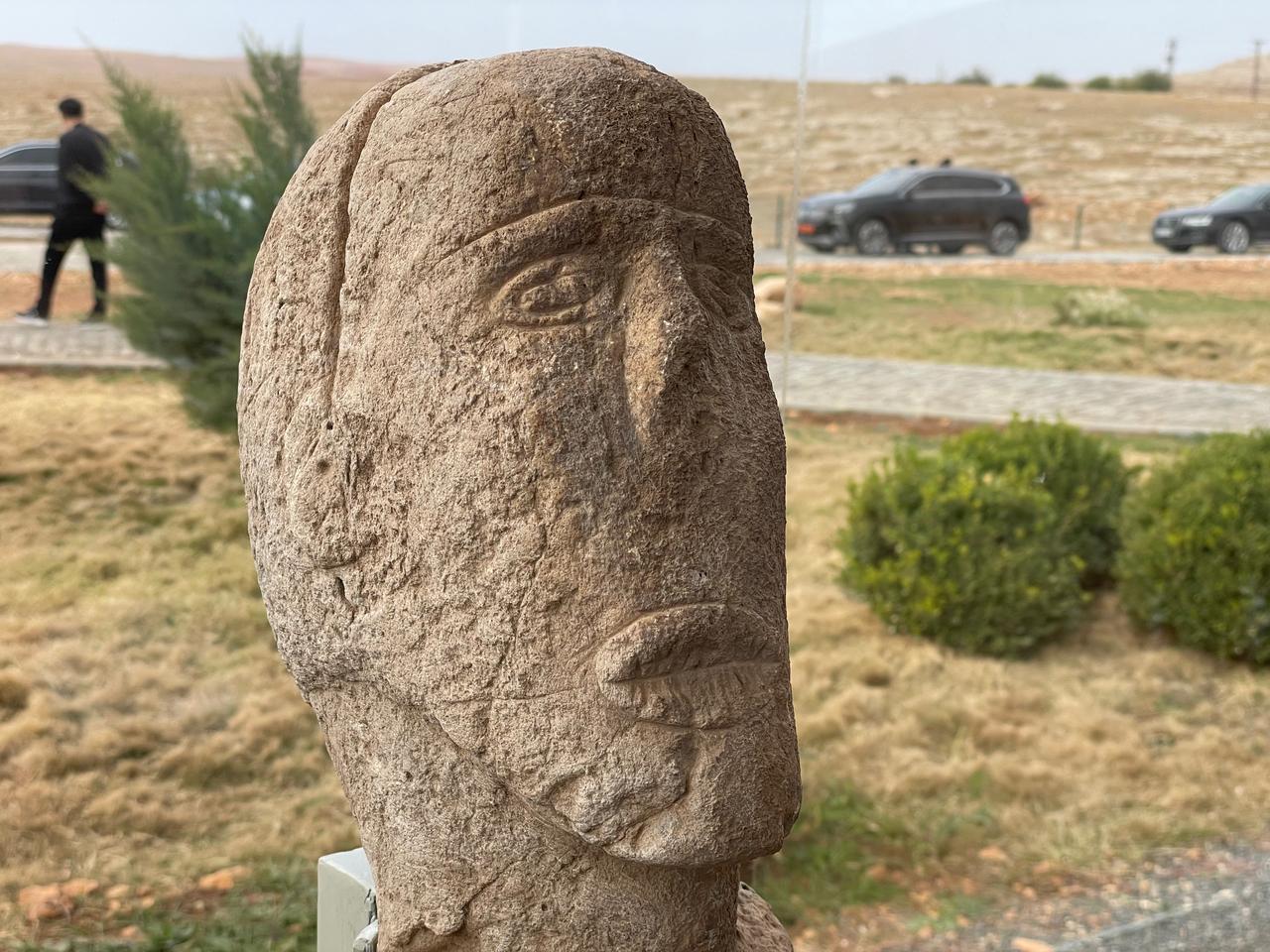 A striking Neolithic human sculpture from Sayburc depicting a stitched mouth, offering rare insight into prehistoric perceptions of death and ritual practice. (Photo by Koray Erdogan/Türkiye Today)