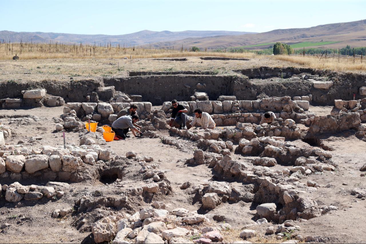 Archaeologists working at the Kayalipinar site, once known as Samuha, where Hittite-era tablets and seals were found in Sivas, Türkiye, Sept. 16, 2025. (AA Photo)