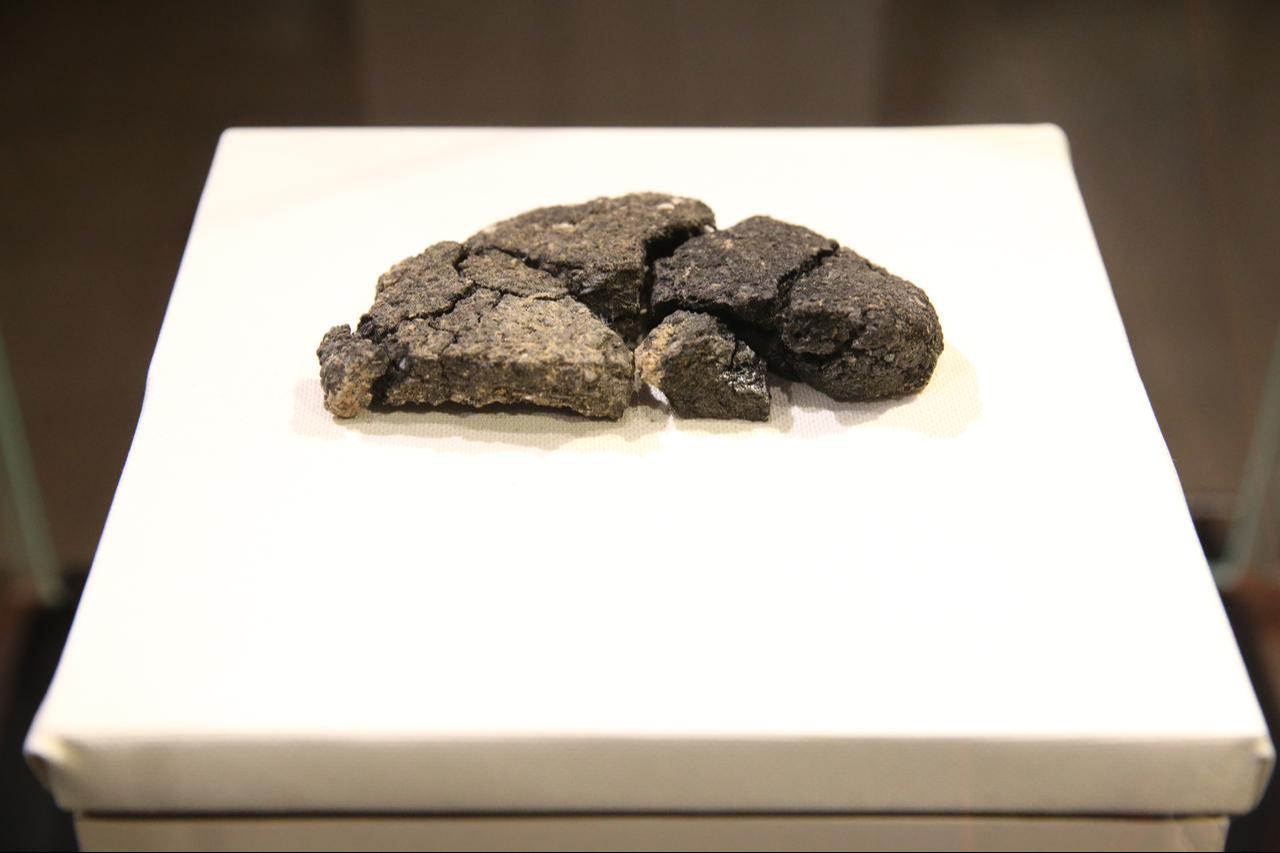 The 5,000-year-old “Kulluoba bread,” unearthed during ongoing excavations since 1996 at the Kulluoba Mound in Seyitgazi district of Eskisehir, is displayed at the ETI Archaeology Museum, Türkiye, May 21, 2025. (AA Photo)