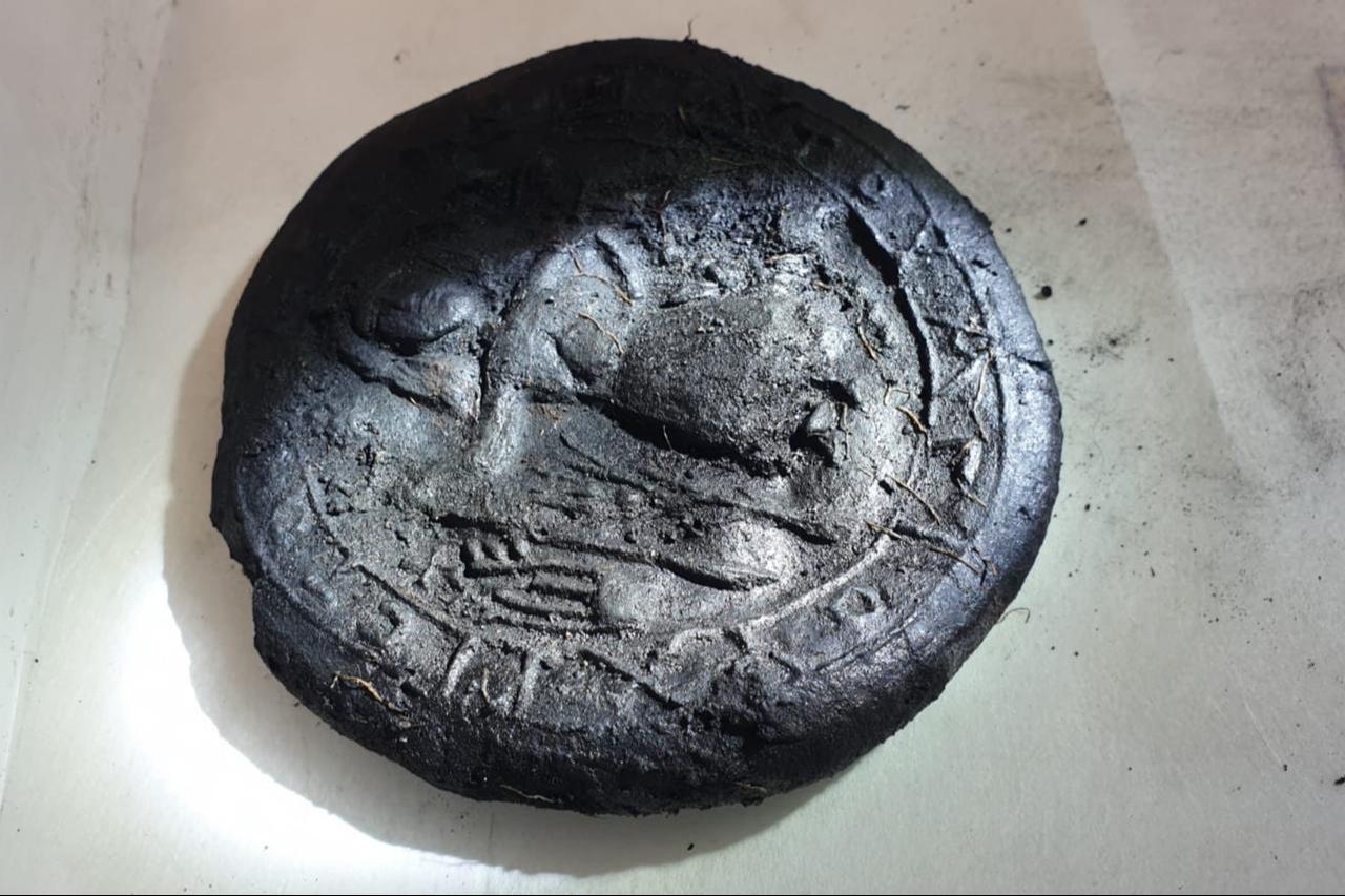 A well-preserved carbonized loaf with a Greek inscription reading “With our gratitude to Blessed Jesus,” Oct. 8, 2025. (Photo via Karaman Governorship)