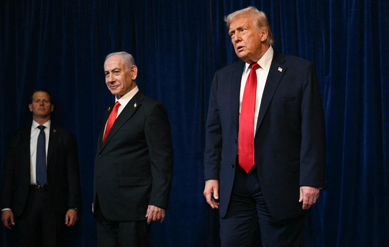 A member of the Secret Service (L) looks on as US President Donald Trump (R) and Israeli Prime Minister Benjamin Netanyahu (C) leave at the conclusion of a joint press conference at Trump’s Mar-a-Lago residence in Palm Beach, Florida, on Dec. 29, 2025. (AFP Photo)