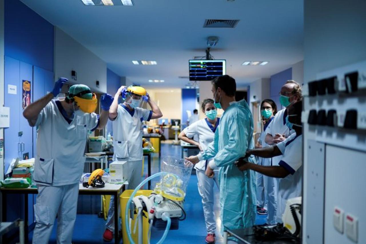 Medical workers put on their protective gears before working at the unit for coronavirus COVID-19 infected patients at the Erasme Hospital in Brussels, Belgium on March 27, 2020. (AFP Photo)