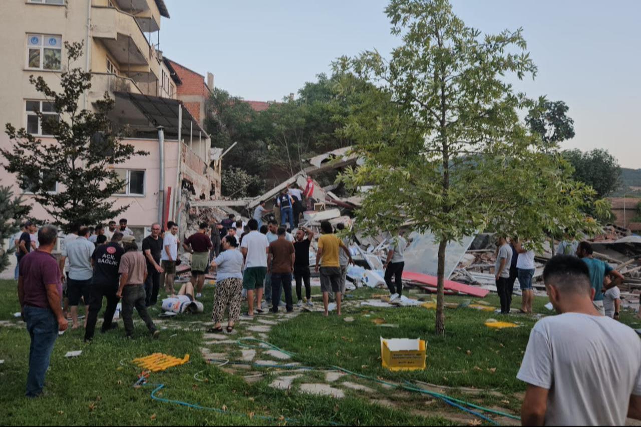 Search and rescue teams conduct operation on a collapsed building after a 6.1-magnitude earthquake struck with its epicenter in the Sindirgi district of Balikesir, Türkiye, Aug. 10, 2025. (AA Photo)