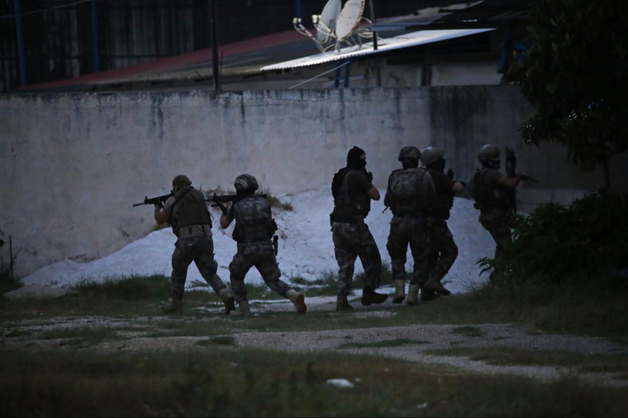 Police officers of the Turkish Special Forces Command carry out an operation against suspects who were operating in Syria on behalf of Daesh in Adana, Türkiye, July 1, 2020. (AA Photo)