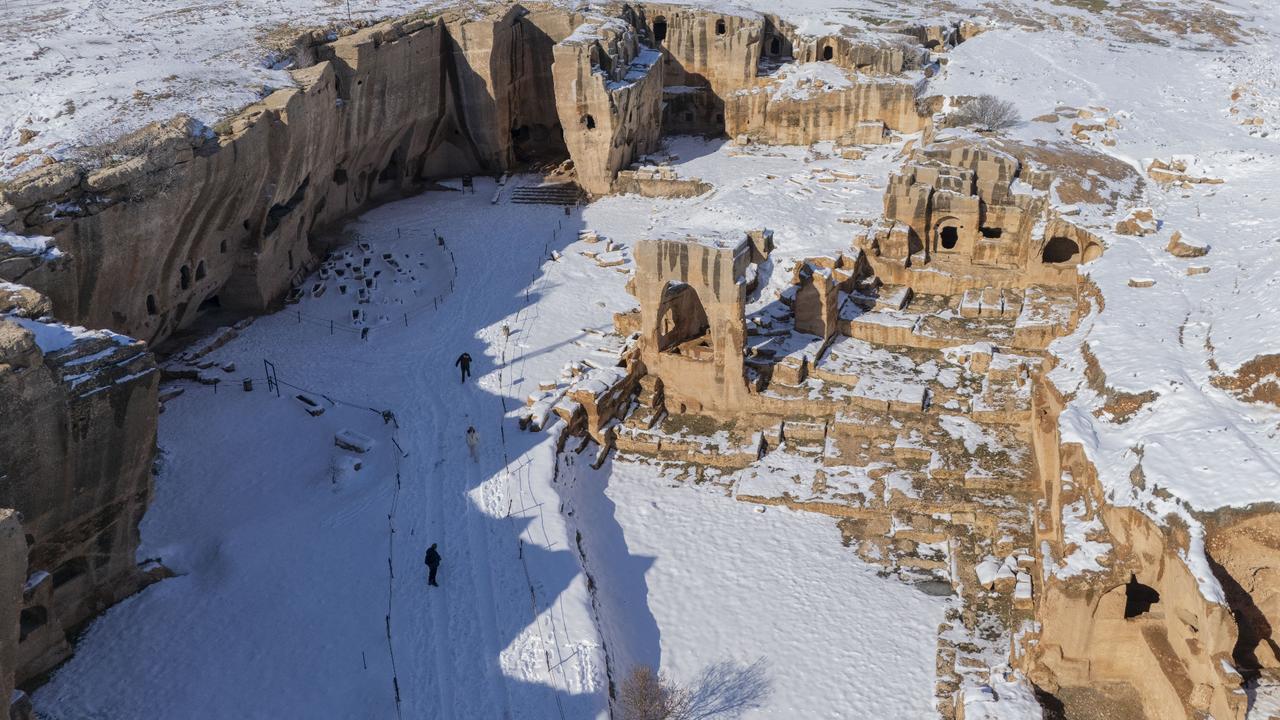 Ancient city of Dara turns white after heavy snowfall in Türkiye's Mardin