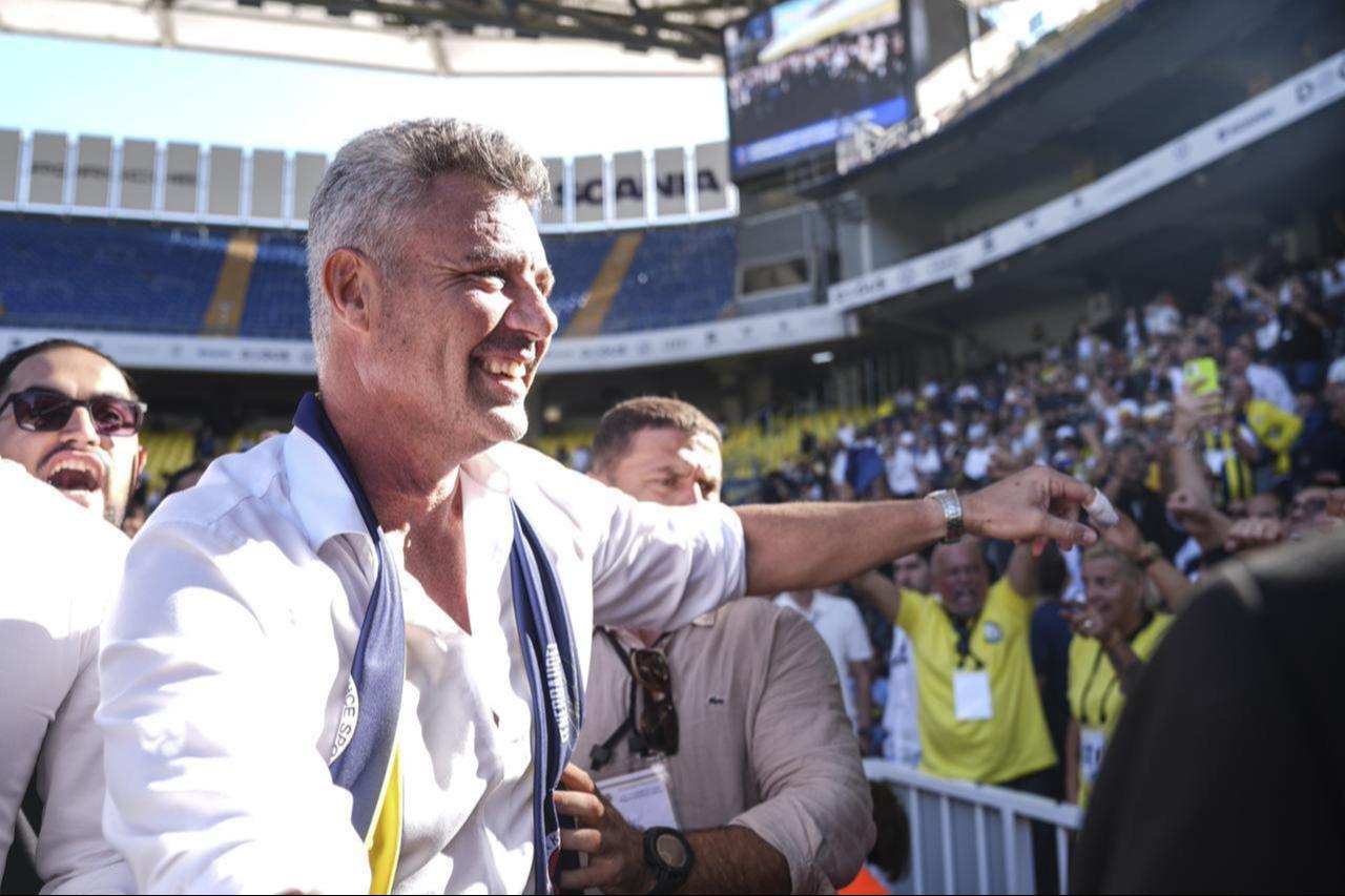 Fenerbahce’s newly elected president Sadettin Saran greets members at Chobani Stadium during the club’s extraordinary general assembly in Istanbul, Türkiye, September 21, 2025. (AA Photo)