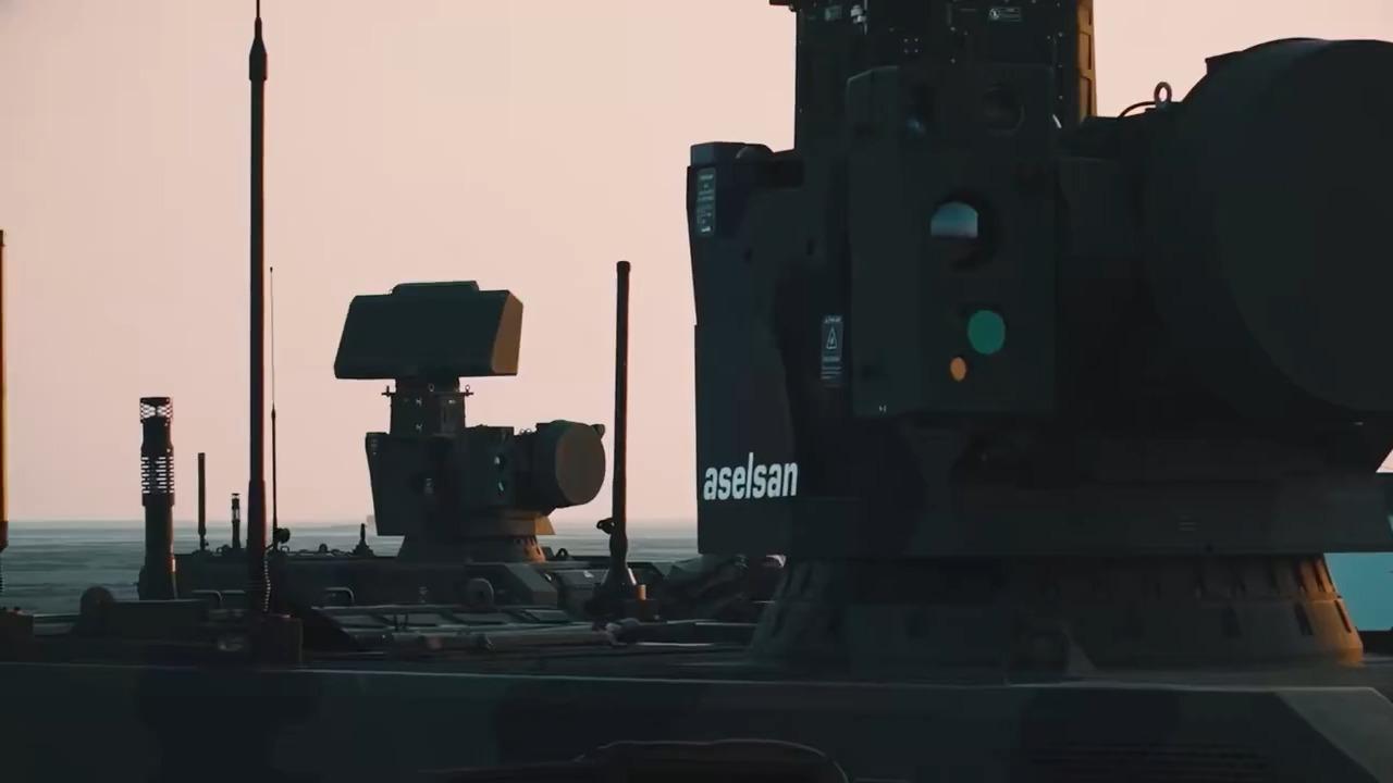 Kalkan 200-G (MAR) searching radar (L) and Akrep 100-G fire control radar during a recent test of Hisar-A low-altitude air defense system. (Photo via X/@halukgorgun)