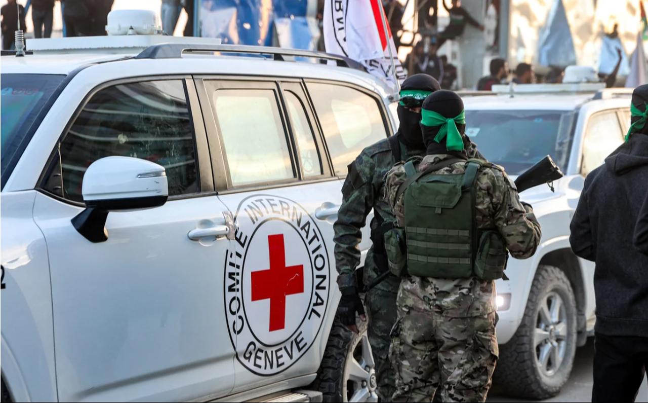 Hamas's armed wing, al-Qassam brigades, stand by vehicles of the International Committee of the Red Cross (ICRC) in Saraya Square, western Gaza City, 19 January 2025. (AFP Photo)